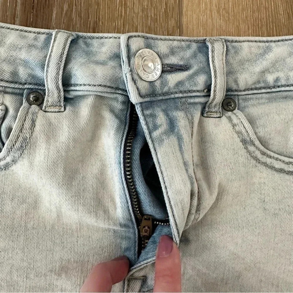 American Eagle Women's Super Hi-Rise Shortie Distressed Denim Shorts Size 2 GUC - Picture 4 of 9